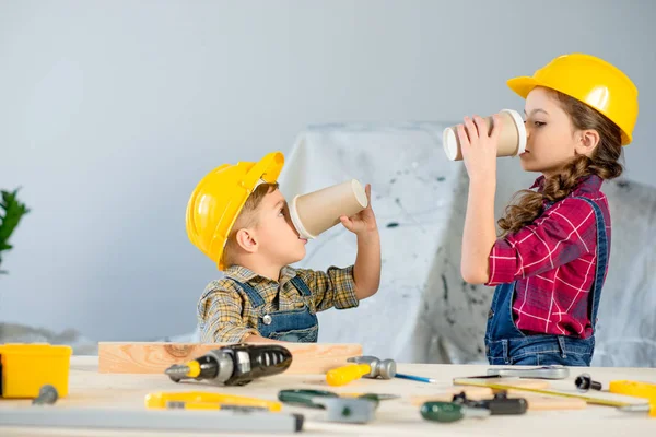 Enfants avec des tasses jetables — Photo de stock