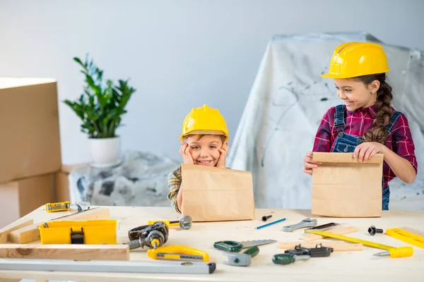 Niños con bolsas de papel - foto de stock