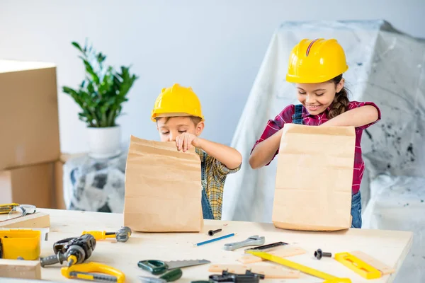 Niños con bolsas de papel - foto de stock