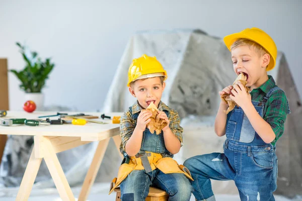 Les garçons mangent des sandwichs — Photo de stock