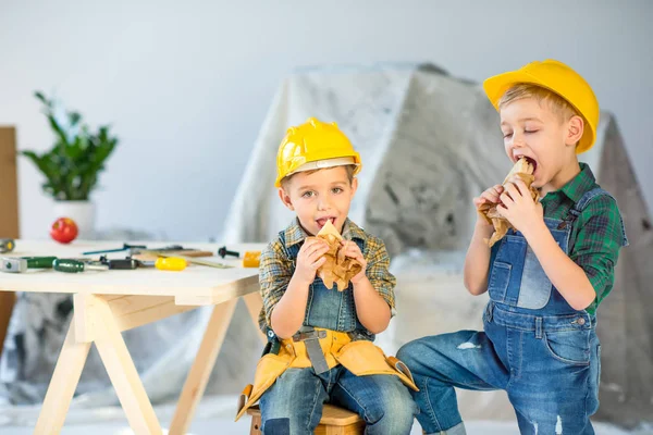 Chicos comiendo sándwiches - foto de stock