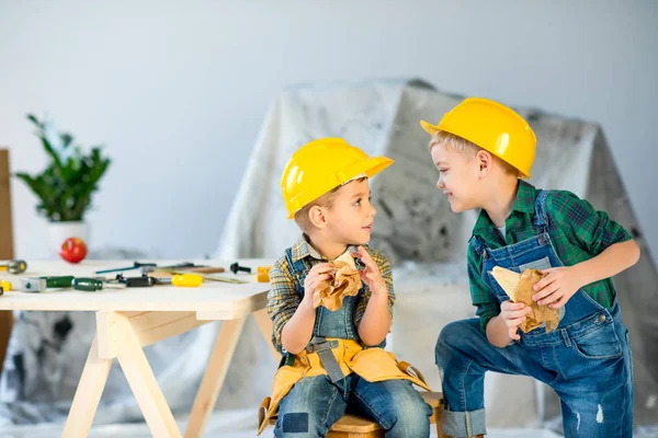 Chicos comiendo sándwiches - foto de stock