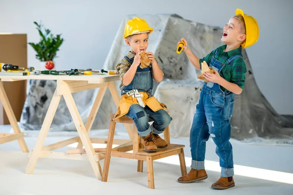 Meninos comendo sanduíches — Fotografia de Stock