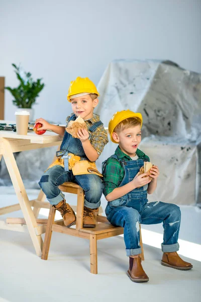 Kinder essen in Werkstatt — Stockfoto