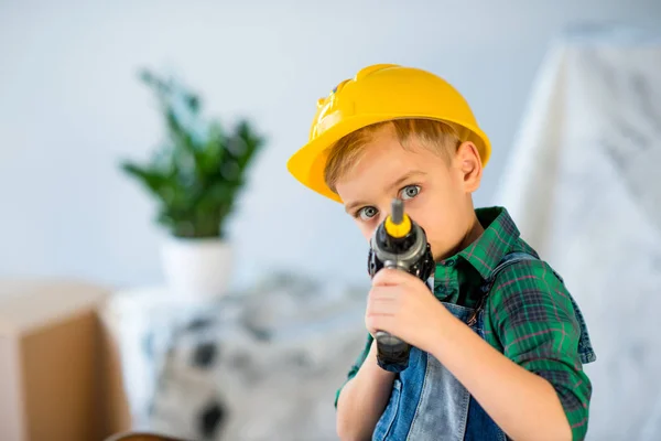 Petit garçon avec perceuse jouet — Photo de stock