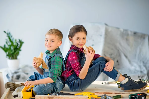 Kinder essen in Werkstatt — Stockfoto