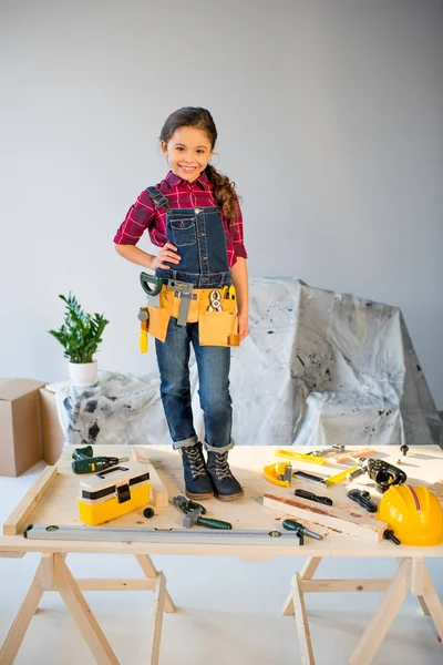 Petite fille dans la ceinture d'outils — Photo de stock