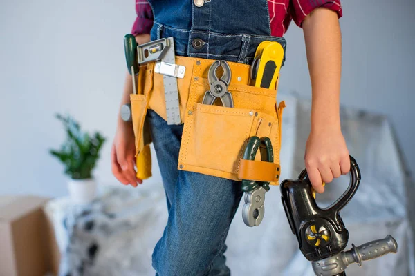 Petite fille dans la ceinture d'outils — Photo de stock