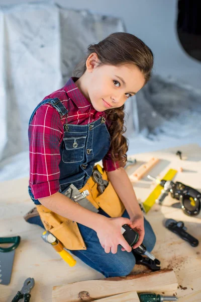 Kleines Mädchen in der Werkstatt — Stockfoto