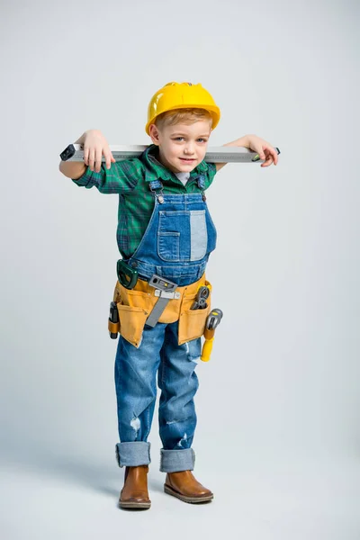 Petit garçon dans la ceinture à outils — Photo de stock