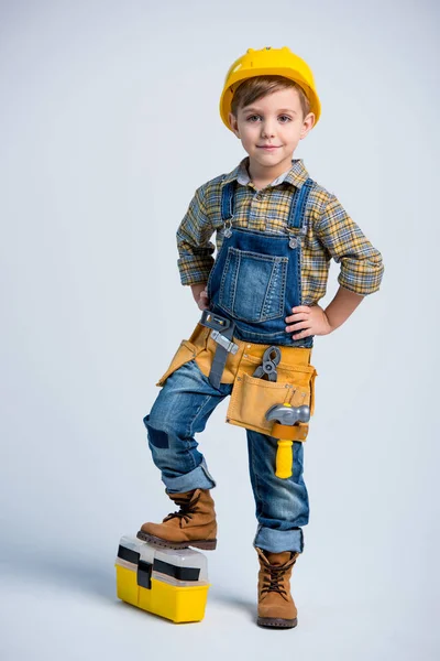 Petit garçon dans la ceinture à outils — Photo de stock