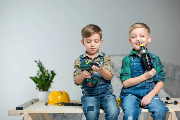 Niños pequeños con herramientas - foto de stock
