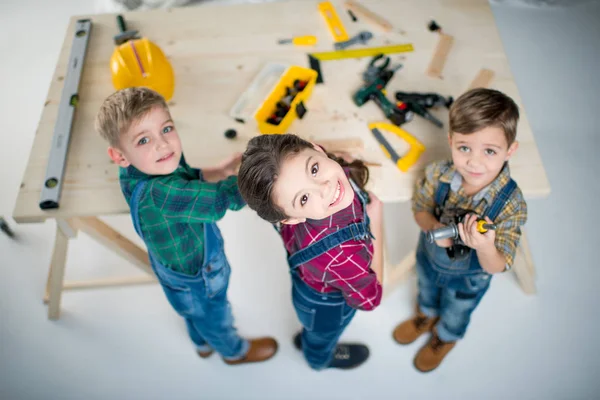 Glückliche Kinder mit Werkzeug — Stockfoto