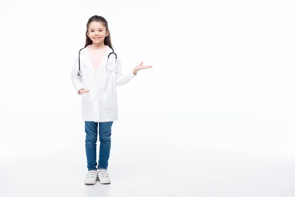 Chica en traje de médico - foto de stock