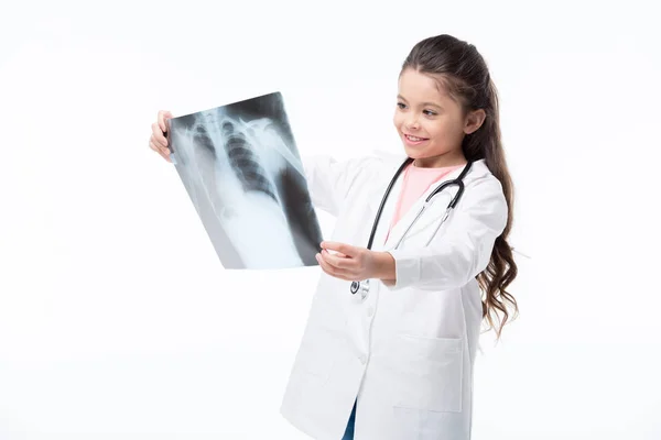 Chica en traje de médico - foto de stock