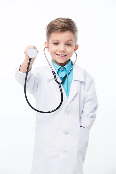 Niño en traje de médico - foto de stock