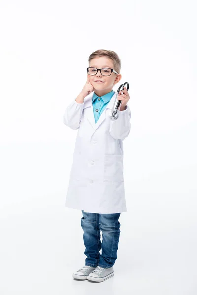 Niño en traje de médico - foto de stock
