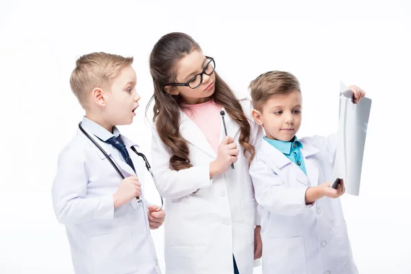 Niños jugando a los médicos - foto de stock