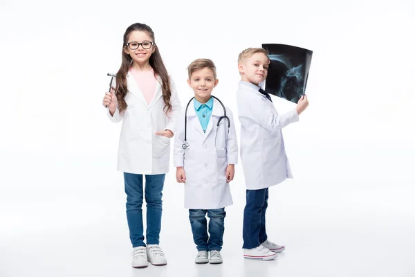 Niños jugando a los médicos - foto de stock