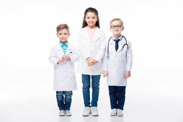 Niños jugando a los médicos - foto de stock