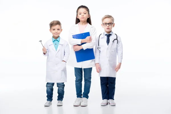 Enfants jouant les médecins — Photo de stock