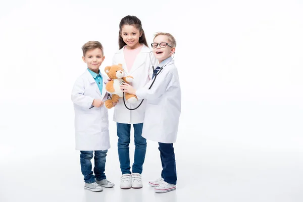 Niños jugando a los médicos - foto de stock