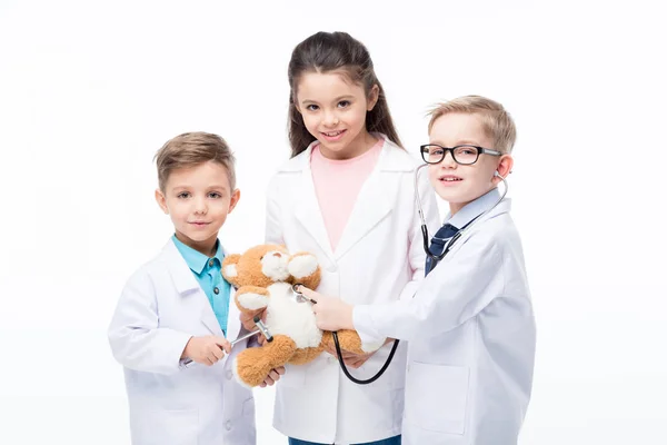 Niños jugando a los médicos - foto de stock