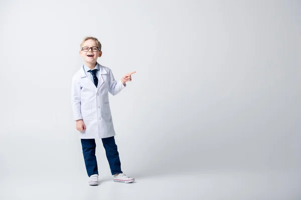 Menino brincando médico — Fotografia de Stock