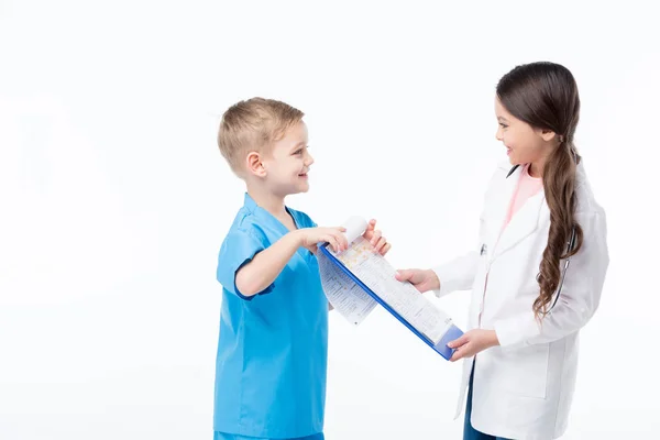 Enfants jouant les médecins — Photo de stock