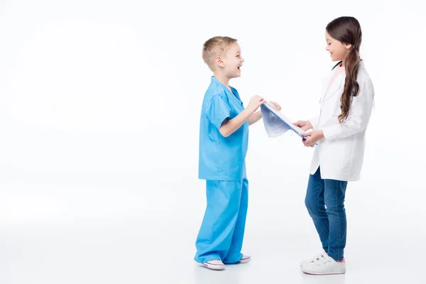 Kinder spielen Ärzte — Stock Photo