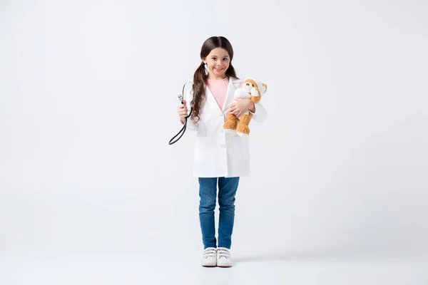 Kleines Mädchen spielt Arzt — Stockfoto