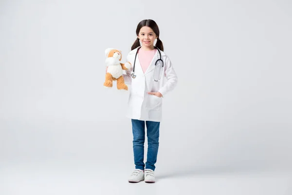 Kleines Mädchen spielt Arzt — Stockfoto