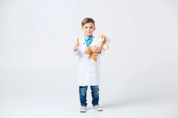 Pequeño niño jugando doctor — Stock Photo