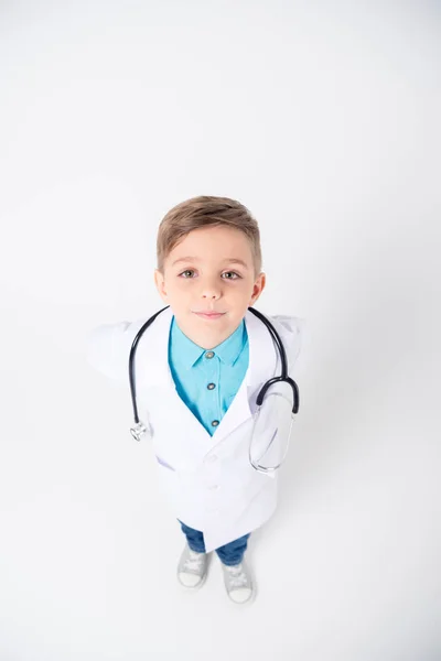 Niño en traje de médico - foto de stock