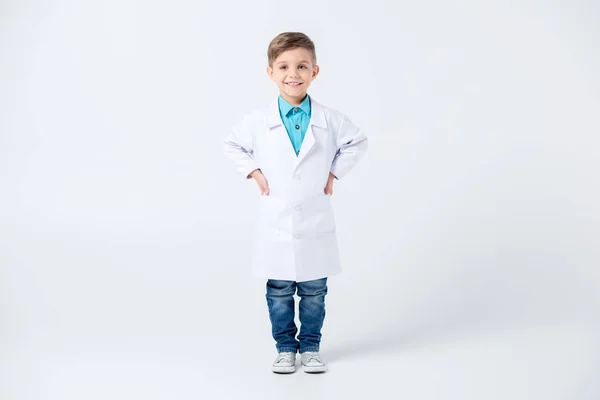 Niño en traje de médico - foto de stock