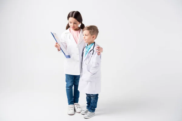 Діти грають лікарів — стокове фото