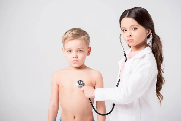 Crianças brincando médico e paciente — Fotografia de Stock