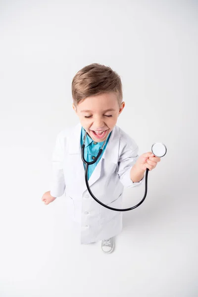 Niño en traje de médico - foto de stock