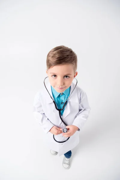 Niño en traje de médico - foto de stock