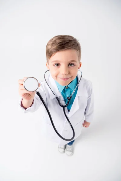 Niño en traje de médico - foto de stock