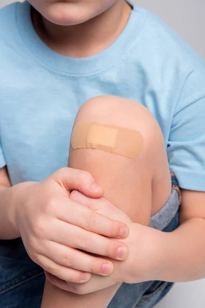 Kleiner Junge mit Pflaster am Knie — Stockfoto