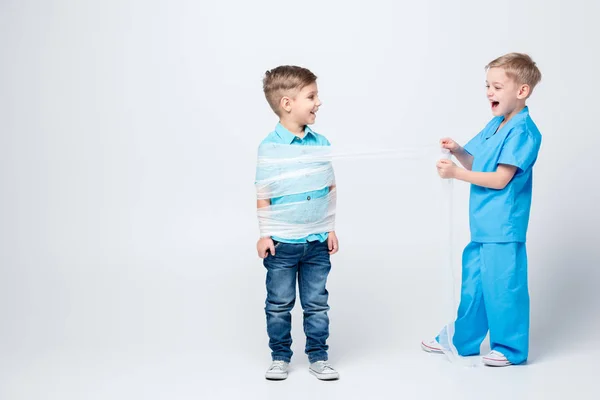 Bambini che giocano medico e paziente — Foto stock