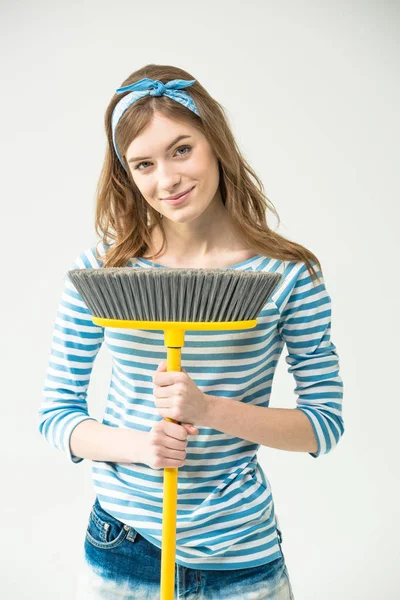 Mujer joven con escoba - foto de stock