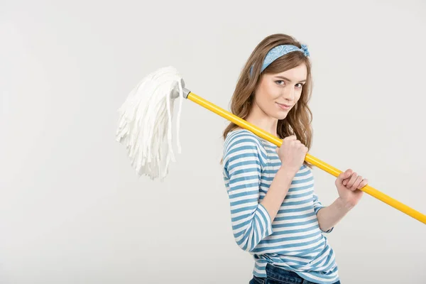 Mujer joven con fregona - foto de stock