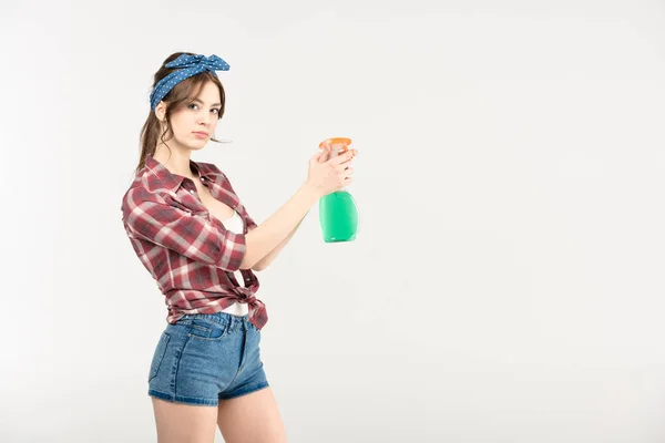 Mujer joven con botella de spray - foto de stock