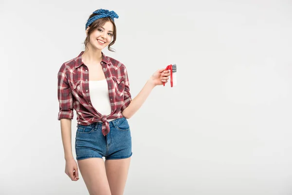 Femme avec brosse à récurer — Photo de stock