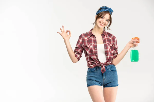 Mujer joven con botella de spray - foto de stock