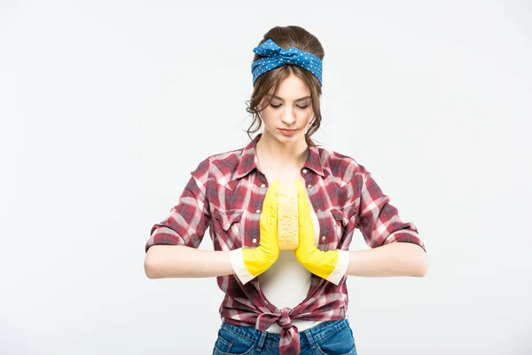 Jeune femme avec éponge — Photo de stock