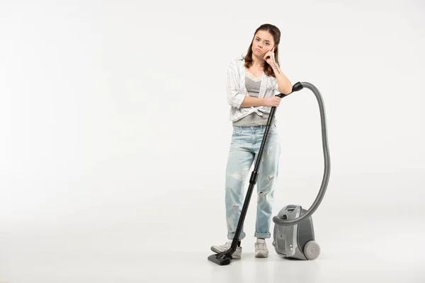 Femme avec aspirateur — Photo de stock