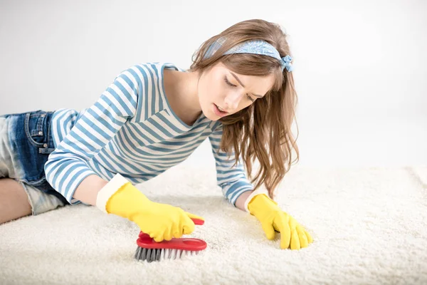 Frau putzt Teppich — Stockfoto